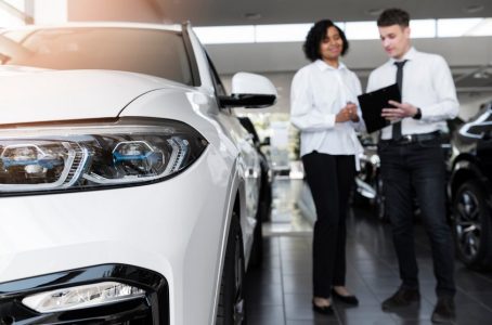 Échange entre une cliente et un conseiller dans une concession automobile